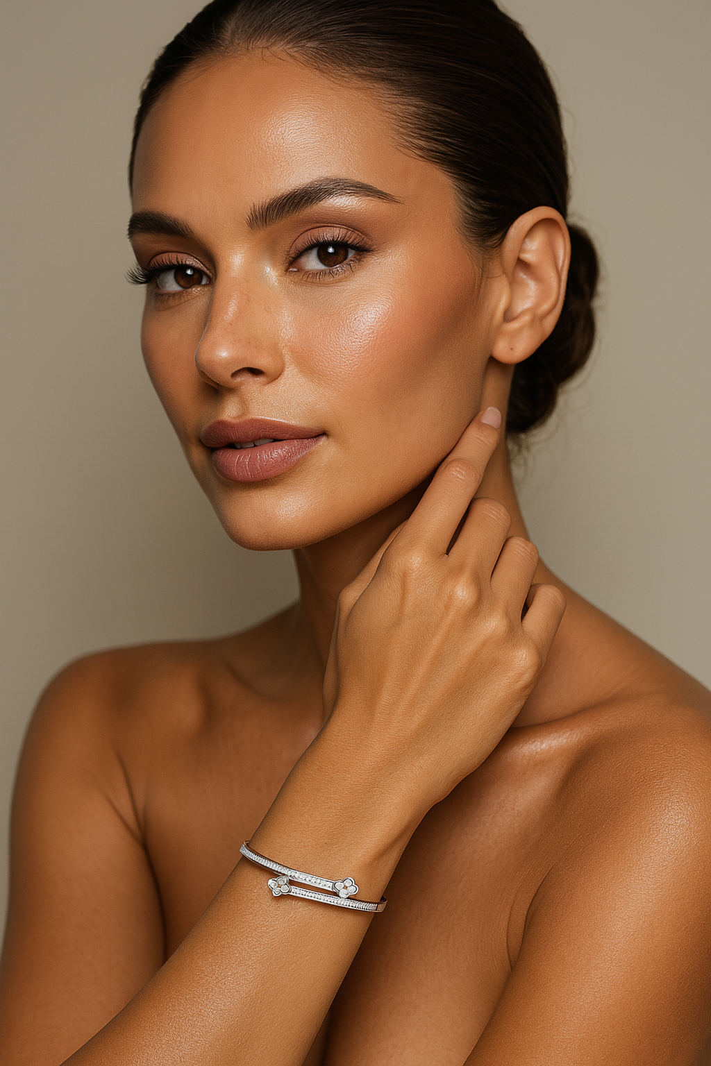 The Silver Luxury Interlinked Clover Bangle